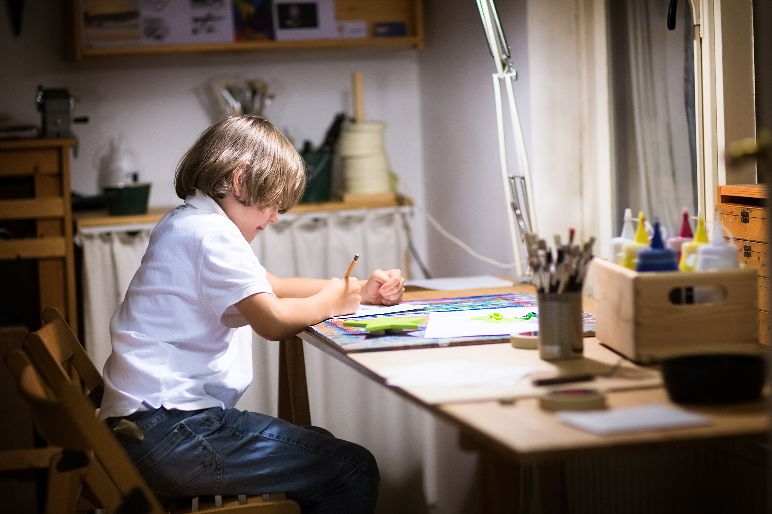 Лампа на струбцине – экономия места на письменном столе школьника